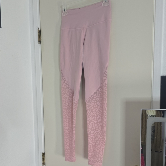 Victoria's Secret Pants - Victoria Secret Sport Light Pink Leopard Print Leggings (EUC)(XS)💖💗💖